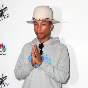 Pharrell Williams cumule plus de 20 ans de succès en musique, collaborant avec Snoop Dogg, Justin Timberlake ou Gwen Stefani, et en solo avec des hits planétaires comme Happy.

Pharrell Williams - People au photocall de la 7ème saison de "The Voice" à West Hollywood. 

FAMEFLYNET / BESTIMAGE