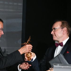 Mais, après de longs combats judiciaires qui lui ont valu d'être banni d'Hollywood, Kevin Spacey semble être de retour en grâce.
Manuel Collas de La Roche, Kevin Spacey - Soirée de gala "Better World Fund" à l'hôtel Carlton lors du 78ème Festival International du Film de Cannes le 20 mai 2025. © Lionel Urman/Bestimage