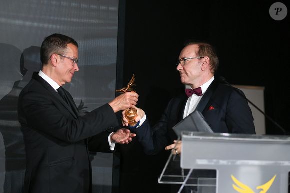 Mais, après de longs combats judiciaires qui lui ont valu d'être banni d'Hollywood, Kevin Spacey semble être de retour en grâce. 

Manuel Collas de La Roche, Kevin Spacey - Soirée de gala "Better World Fund" à l'hôtel Carlton lors du 78ème Festival International du Film de Cannes le 20 mai 2025. © Lionel Urman/Bestimage