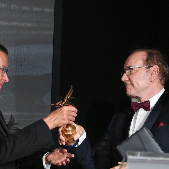 Mais, après de longs combats judiciaires qui lui ont valu d'être banni d'Hollywood, Kevin Spacey semble être de retour en grâce. 

Manuel Collas de La Roche, Kevin Spacey - Soirée de gala "Better World Fund" à l'hôtel Carlton lors du 78ème Festival International du Film de Cannes le 20 mai 2025. © Lionel Urman/Bestimage