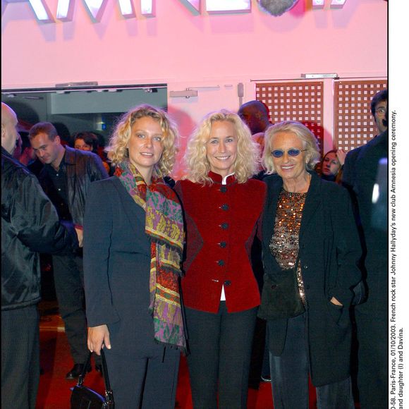 Paris-France, 01/10/2003. Cérémonie d'ouverture de l'Amnesia, le nouveau club de Johnny Hallyday. Sur la photo : l'actrice Brigitte Fossey et sa fillesMarie Adam, à sa droite. © Gorassini-Guerin/ABACA