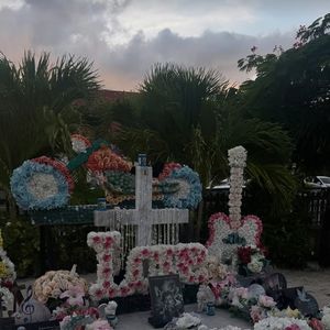 Ce samedi 23 août 2025 via sa story Joy Hallyday a fait savoir qu'elle s'y était rendue. L'occasion pour elle d'immortaliser la sépulture de l'icône qu'elle a profondément aimé. Sur la pierre, d'innombrables compositions florales très colorées ont été installées... 

Joy Hallyday qui immortalise depuis l'île de Saint-Barthélémy la tombe de son père Johnny Hallyday sur Instagram- (Capture d'écran - 2025).