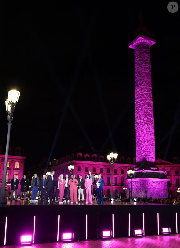 Franck Besnard (président de l'association Ruban Rose), Evelyne Dhéliat, Claudia Tagbo, Camille Lacourt et sa compagne Alice Detollenaere Sandrine Planchon (directrice de l'association Ruban Rose) - Lancement de la campagne Octobre Rose 2024 sur la Place Vendôme à Paris le 30 septembre 2024, autour d'un spectacle magique et émouvant, mettant en scène des femmes concernées, mis en scène par Amir pour le coup d'envoi de la campagne annuelle de lutte contre les cancers du sein. © Coadic Guirec/Bestimage