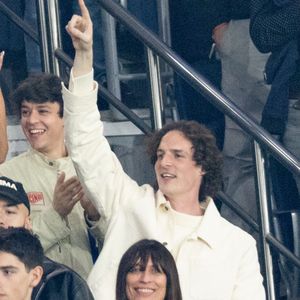 Paul de Saint Sernin, Caroline de Maigret, Michel Denisot dans les tribunes du match de quart de finale aller de Ligue Des Champion au Parc des Princes à Paris, le 8 avril 2026. 

Photo : Cyril Moreau / Bestimage