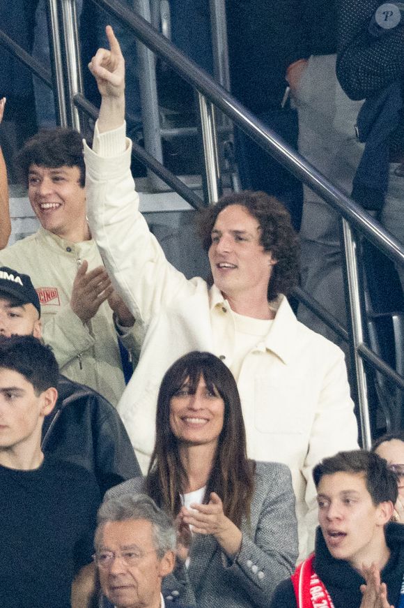 Paul de Saint Sernin, Caroline de Maigret, Michel Denisot dans les tribunes du match de quart de finale aller de Ligue Des Champion au Parc des Princes à Paris, le 8 avril 2026. 

Photo : Cyril Moreau / Bestimage