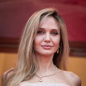 Il s'agit d'Angelina Jolie qui, très jeune,  s'était intéressée à un métier rare et peu connu.

Angelina Jolie - Montée des marches du film « Eddington » lors du 78ème Festival International du Film de Cannes, au Palais des Festivals à Cannes. Le 16 mai 2025
© Jacovides-Moreau / Bestimage