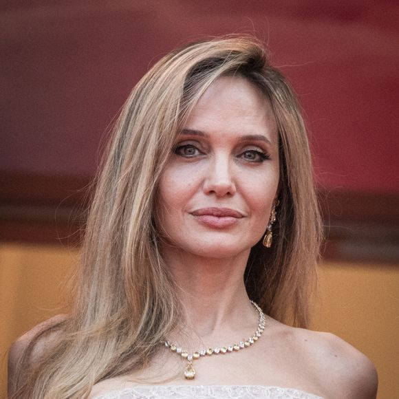 Il s'agit d'Angelina Jolie qui, très jeune,  s'était intéressée à un métier rare et peu connu.

Angelina Jolie - Montée des marches du film « Eddington » lors du 78ème Festival International du Film de Cannes, au Palais des Festivals à Cannes. Le 16 mai 2025
© Jacovides-Moreau / Bestimage