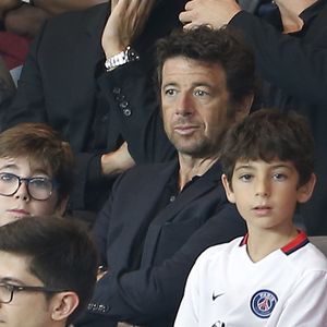 Le chanteur semble fier de sa progéniture

Patrick Bruel en compagnie de ses fils Oscar et Léon - People au match de football PSG-GFC Ajaccio lors de la 2ème journée de la Ligue 1 au Parc des Princes à Paris, le 16 août 2015. ©Marc Ausset Lacroix / Bestimage
