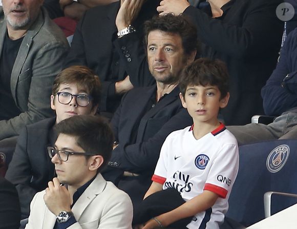 Le chanteur semble fier de sa progéniture

Patrick Bruel en compagnie de ses fils Oscar et Léon - People au match de football PSG-GFC Ajaccio lors de la 2ème journée de la Ligue 1 au Parc des Princes à Paris, le 16 août 2015. ©Marc Ausset Lacroix / Bestimage