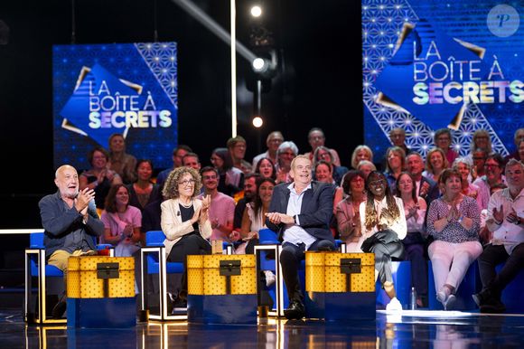 Exclusif - François Berléand, Mireille Dumas et Garou lors de l'enregistrement de l'émission "La Boîte à secrets", présentée par F.Bollaert et diffusée le 26 septembre 2025 sur France 3, dans les studios du Lendit à Saint-Denis, Seine Saint-Denis, France, le 8 septembre 2025. © Pierre Perusseau/Bestimage