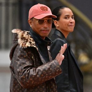 Pour ce projet titanesque, le directeur de la création homme de Louis Vuitton s'est entouré des meilleurs. Il s'est associé au groupe Mohari Hospitality et à Omnam Investment Group pour racheter ce mastodonte de 14 000 mètres carrés.

Pharrell Williams, auteur-compositeur-interprète, producteur de musique et créateur de mode américain arrive pour le deuxième jour du sommet pour l'action sur l'intelligence artificielle (IA) au Grand Palais à Paris, France, le 11 février 2025. © Christian Liewig/Bestimage