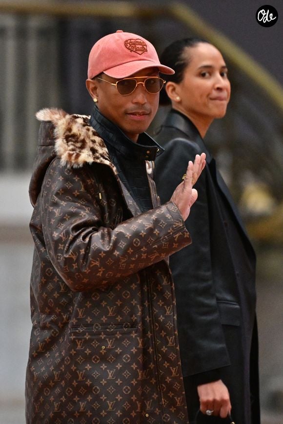 Pour ce projet titanesque, le directeur de la création homme de Louis Vuitton s'est entouré des meilleurs. Il s'est associé au groupe Mohari Hospitality et à Omnam Investment Group pour racheter ce mastodonte de 14 000 mètres carrés.

Pharrell Williams, auteur-compositeur-interprète, producteur de musique et créateur de mode américain arrive pour le deuxième jour du sommet pour l'action sur l'intelligence artificielle (IA) au Grand Palais à Paris, France, le 11 février 2025. © Christian Liewig/Bestimage