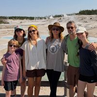 Avec sa fille Nina, dont le père est Nagui, mais aussi toute la famille, Marine Vignes en road-trip à 8000km de Montmartre, où elle vit