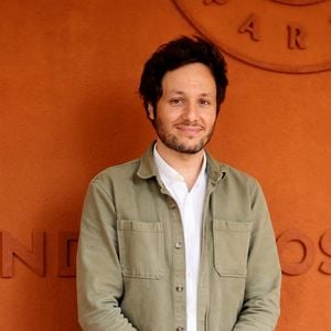 "Bientôt, mon refuge sera terminé et je m’y enfermerai un temps. Les chansons viendront sûrement", avait-il assuré. Ses fans n'attendent que ça ! 

Le chanteur Vianney au village lors des Internationaux de France de Tennis de Roland Garros 2025, à Paris, France, le 6 juin 2025. © Jacovides-Moreau/Bestimage