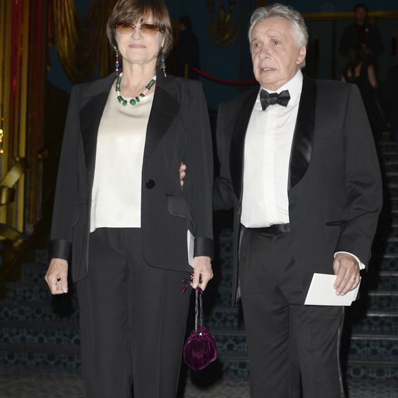 Le célèbre chanteur vit désormais au Cap Bénat, un domaine privé de Bormes-les-Mimosas.

Michel Sardou et sa femme Anne-Marie Périer - La 26e nuit des Molières aux Folies Bergère à Paris, le 2 juin 2014. 