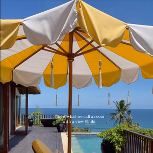 A en croire les photos en story Instagram de Mathilde (voir notre diaporama), les amoureux ont opté pour les nouvelles pépites de l'hôtel : les villas Hillrise. Elles viennent tout juste d'ouvrir leurs portes le 1er avril 2026 et offrent une vue panoramique époustouflante à 270 degrés sur la plage de Nihiwatu, l'océan Indien.

Dylan Deschamps et sa femme en lune de miel en Indonésie