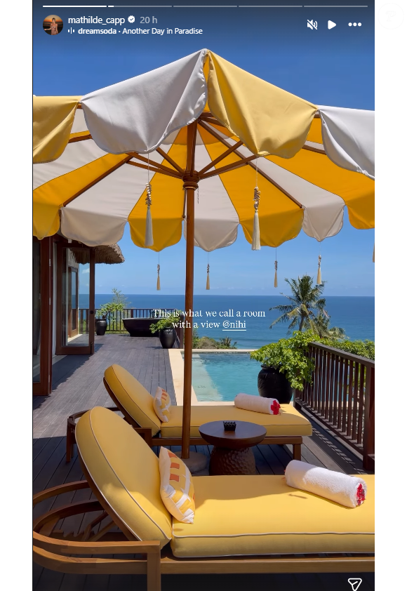 A en croire les photos en story Instagram de Mathilde (voir notre diaporama), les amoureux ont opté pour les nouvelles pépites de l'hôtel : les villas Hillrise. Elles viennent tout juste d'ouvrir leurs portes le 1er avril 2026 et offrent une vue panoramique époustouflante à 270 degrés sur la plage de Nihiwatu, l'océan Indien.

Dylan Deschamps et sa femme en lune de miel en Indonésie