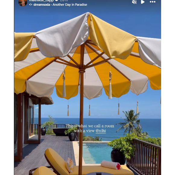 A en croire les photos en story Instagram de Mathilde (voir notre diaporama), les amoureux ont opté pour les nouvelles pépites de l'hôtel : les villas Hillrise. Elles viennent tout juste d'ouvrir leurs portes le 1er avril 2026 et offrent une vue panoramique époustouflante à 270 degrés sur la plage de Nihiwatu, l'océan Indien.

Dylan Deschamps et sa femme en lune de miel en Indonésie