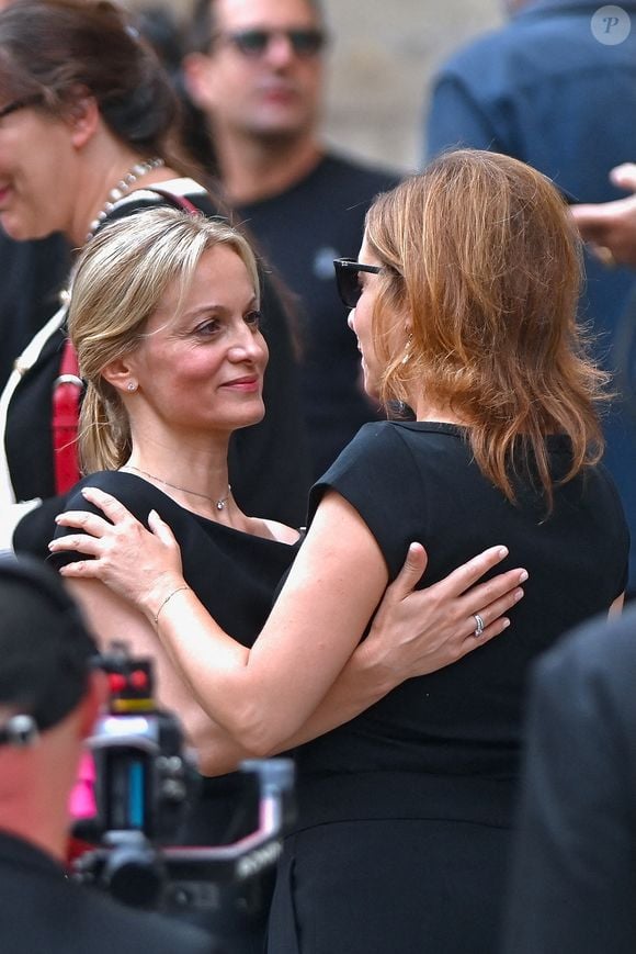 Audrey Crespo-Mara et Lea Salame assistent aux funérailles de Thierry Ardisson à l'église Saint Roch à Paris, France, le 17 juillet 2025. Thierry Ardisson, journaliste, animateur et producteur de télévision français connu sous le nom de "l'homme en noir", est décédé à l'âge de 76 ans des suites d'un cancer le 14 juillet. Photo par Franck Castel/ABACAPRESS.COM