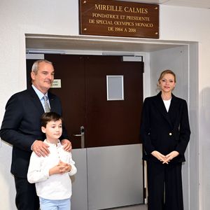 La princesse Charlene de Monaco a rendu hommage à la présidente et fondatrice de Special Olympics Monaco en baptisant un gymnase scolaire du Stade Louis II de son nom, Mireille Calmes, en présence de son fils Jean François Calmes et son petit fils Anton, le 18 octobre 2025. © Bruno Bebert/Bestimage