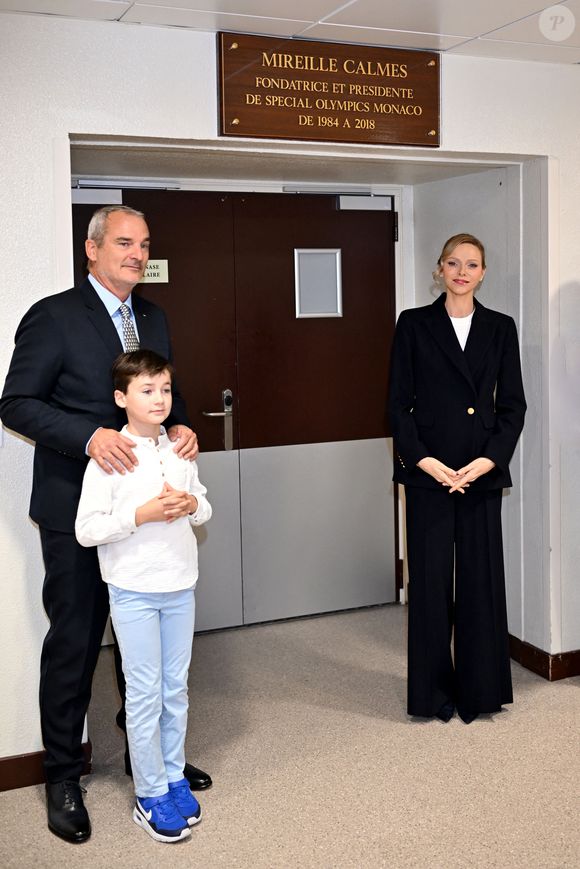 La princesse Charlene de Monaco a rendu hommage à la présidente et fondatrice de Special Olympics Monaco en baptisant un gymnase scolaire du Stade Louis II de son nom, Mireille Calmes, en présence de son fils Jean François Calmes et son petit fils Anton, le 18 octobre 2025. © Bruno Bebert/Bestimage