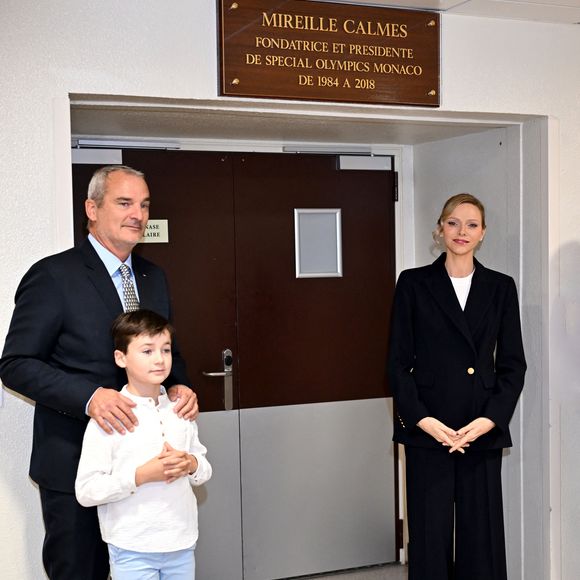 La princesse Charlene de Monaco a rendu hommage à la présidente et fondatrice de Special Olympics Monaco en baptisant un gymnase scolaire du Stade Louis II de son nom, Mireille Calmes, en présence de son fils Jean François Calmes et son petit fils Anton, le 18 octobre 2025. © Bruno Bebert/Bestimage