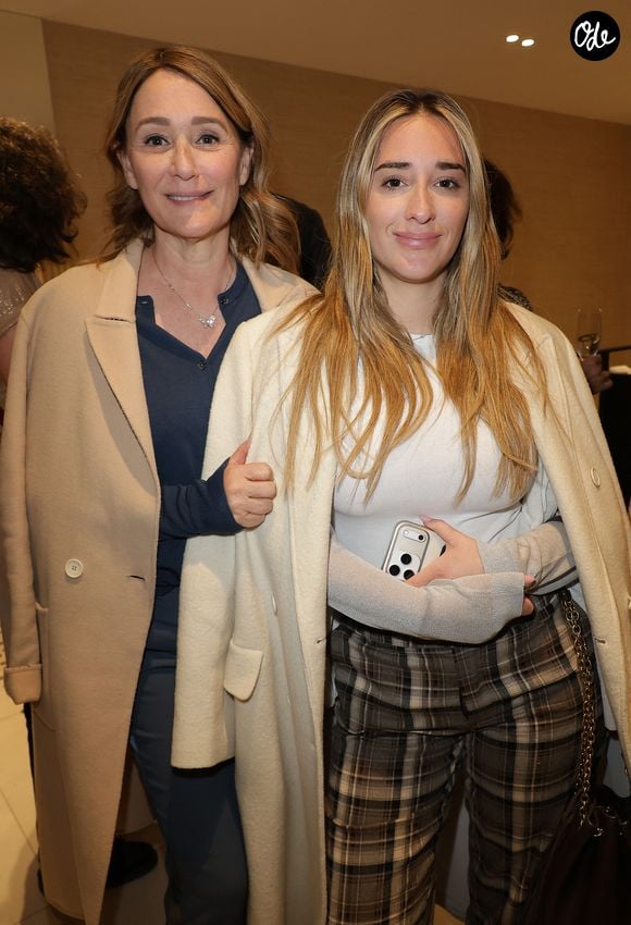 En montrant une photo de sa benjamine sur le plateau de France 2, elle a confié :

Carla Ghebali et sa mère Daniela Lumbroso - Dédicace du livre "Mères Filles" à la boutique Apostrophe à Paris le 16 avril 2026. © Coadic Guirec/Bestimage