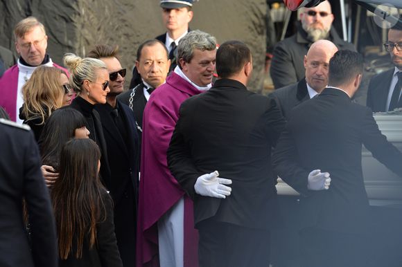 Laeticia Hallyday, ses filles Joy et Jade, Laura Smet, David Hallyday, Mgr Benoist de Sinety - Sorties de l'église de la Madeleine après les obsèques de Johnny Hallyday à Paris le 9 décembre 2017.
© Veeren / Bestimage