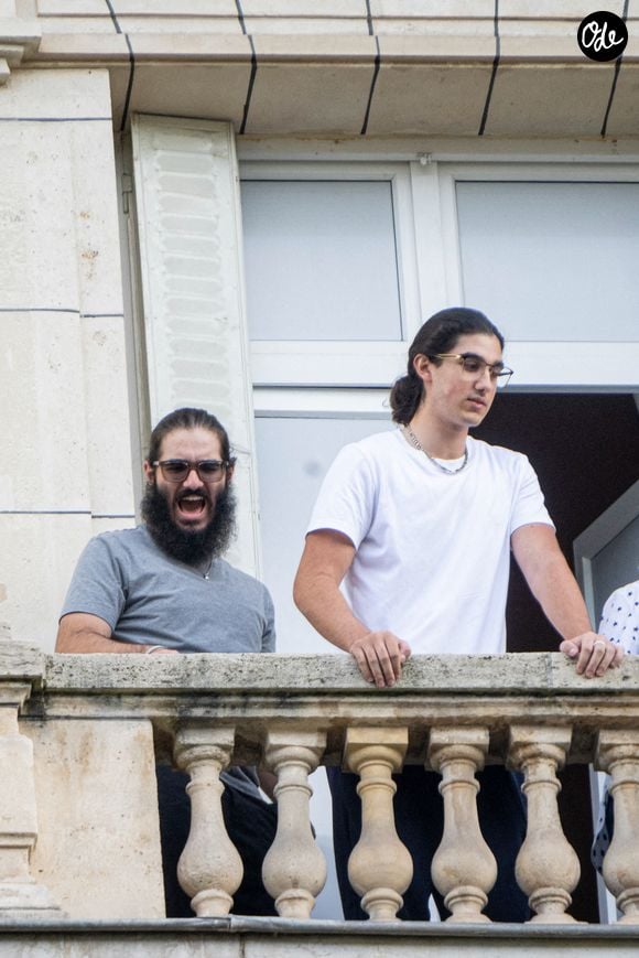 Les jumeaux de 15 ans ont également assisté à un match du PSG au Parc des Princes.

Eddy et Nelson Angelil à l'hôtel Le Royal Monceau à Paris, le 4 septembre 2026. Photo de Yehiel Chekroune/ABACAPRESS.COM
