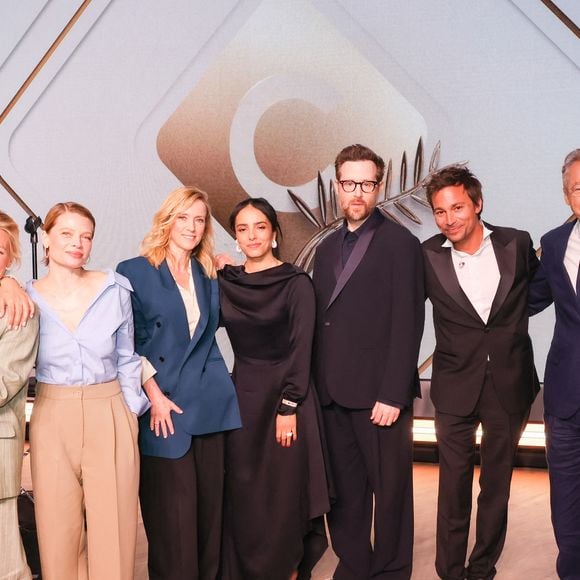 Rudi Rosenberg, Hafsia Herzi, Pierre Lescure, Bertrand Chameroy, Anne-Élisabeth Lemoine, Michel Denisot, Geraldine Nakache, Lea Drucker, Melanie Thierry sur le plateau de l'émission "C à vous" lors du 79ème Festival International du Film de Cannes le 14 mai 2026. Crédit Jack Tribeca / Bestimage