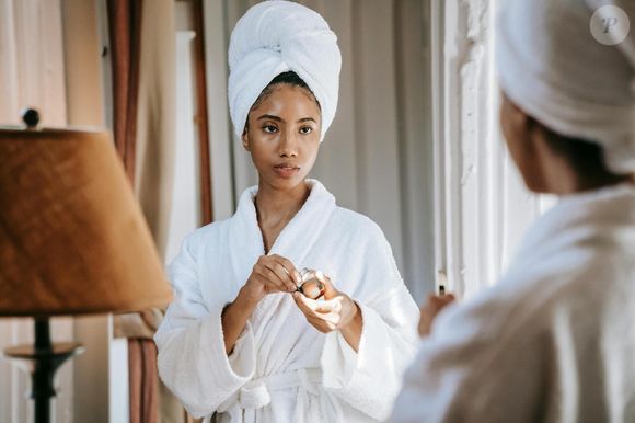 Cette nouvelle approche du skincare privilégie désormais la réparation, l’hydratation et l’équilibre cutané plutôt que les traitements trop agressifs et les routines surchargées.

Sora Shimazaki sur Pexels