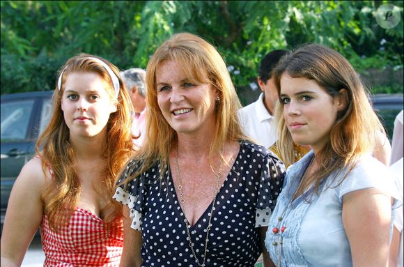 La duchesse d'York, Sarah Ferguson, et ses filles Beatrice et Eugenie assistent à la finale du championnat de Polo Gold Cup à Sotogrande près de Cadix, en Espagne, le 27 août 2006. Sarah et ses filles passent quelques jours de vacances dans la maison d'une très grande famille. © Enfoque/ABACA