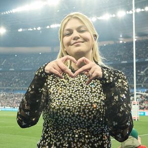 L'Eurovision, c'est dans moins d'un mois.
La chanteuse Louane (Louane Emera), représentante de la France au concours de l'Eurovision, interpréte pour la première fois son titre "maman", en hommage à sa mère décédée lorsqu'elle avait 17 ans, devant les 80 000 spectateurs, suspendue sur une plateforme, plusieurs mètres au-dessus de la pelouse et des musiciens, du Stade de France à la mi-temps du match du Tournoi des Six Nations opposant la France à l'Écosse, à Saint-Denis, Seine Saint-Denis. © Cyril Moreau/Bestimage