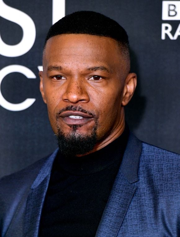 Cette agression a eu lieu alors que trois jours plus tôt, le 10 décembre 2024, Jamie Foxx a révélé, dans son nouveau stand-up diffusé sur Netflix, pourquoi il avait été hospitalisé, en 2023. 
Jamie Foxx, le 15 janvier 2020 à Londres.