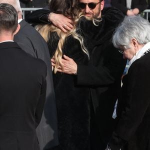 Michel Ferracci et Milla Savarese, la fille d'Emilie Dequenne quittant les funérailles de l'actrice belge Emilie Dequenne au crématorium du cimetière du Père Lachaise à Paris, France, le 26 mars 2025. Emilie Dequenne, qui avait remporté le prix de la meilleure actrice au Festival de Cannes en 1999 pour son premier rôle dans le film Rosetta des Dardenne, est décédée à l'âge de 43 ans des suites d'un cancer rare des glandes surrénales. Photo by Jerome Domine/ABACAPRESS.COM