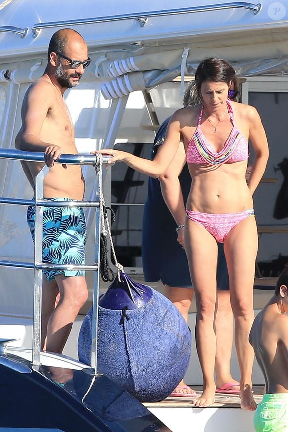 Ensemble, ils ont eu trois enfants, Maria, Marius et Valentina

Exclusif - Pep Guardiola en vacances en famille à Ibiza le 24 juin 2016.  Il est accompagné de sa femme Cristina Serra (bikini rose)  et de leurs trois enfants Maria (16 ans), Marius (13 ans) et Valentina (8 ans)