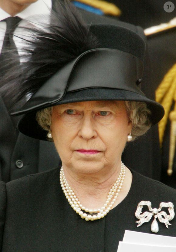 Des articles plus abordables sont proposés : services à thé, parapluie Fulton, gants et chaussettes Corgi.

La reine Elizabeth II d'Angleterre est décédée à l'âge de 96 ans, après 70 ans de règne, dans son château de Balmoral, le 8 septembre 2022.
PA Photo/ Bestimage