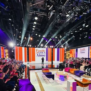 Exclusif - Enregistrement de l'émission "Famille je vous aime" présentée par M. Drucker et qui sera diffusée le 13 juin 2025 sur France 3, aux Studios rive gauche à Paris, France, le 15 avril 2025. © Clovis-Gaffiot/Bestimage
Tout au long de sa carrière, Michel Drucker a interviewé les parents de ses invités pour comprendre leur parcours. Il a tissé des liens avec chacune de leur famille. Voilà comment est née l'idée de " Famille je vous aime ".

Cette émission diffusée en prime time sur France 3, entre la Fête des Mères et la Fête des Pères, a pour thème principal la transmission.

La famille a toujours inspiré les artistes que ce soit en chanson ou en humour. Gad Elmaleh, le parrain de cette première émission sera accompagné de Régine et David, ses parents. Il y aura également Dany Brillant, Anne Roumanoff, Roman Doduick et leur maman, Michèle Bernier, Laurent Voulzy, Gérard Lanvin, Louis Chedid, Michel et Beatrice Leeb et leurs enfants, mais aussi David Hallyday et Olivier de Benoist dont les récents spectacles abordent ce sujet.

Entre émotion et fous rires, nous n'avons pas fini d'aimer ces drôles de Familles !