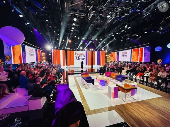 Exclusif - Enregistrement de l'émission "Famille je vous aime" présentée par M. Drucker et qui sera diffusée le 13 juin 2025 sur France 3, aux Studios rive gauche à Paris, France, le 15 avril 2025. © Clovis-Gaffiot/Bestimage
Tout au long de sa carrière, Michel Drucker a interviewé les parents de ses invités pour comprendre leur parcours. Il a tissé des liens avec chacune de leur famille. Voilà comment est née l'idée de " Famille je vous aime ".

Cette émission diffusée en prime time sur France 3, entre la Fête des Mères et la Fête des Pères, a pour thème principal la transmission.

La famille a toujours inspiré les artistes que ce soit en chanson ou en humour. Gad Elmaleh, le parrain de cette première émission sera accompagné de Régine et David, ses parents. Il y aura également Dany Brillant, Anne Roumanoff, Roman Doduick et leur maman, Michèle Bernier, Laurent Voulzy, Gérard Lanvin, Louis Chedid, Michel et Beatrice Leeb et leurs enfants, mais aussi David Hallyday et Olivier de Benoist dont les récents spectacles abordent ce sujet.

Entre émotion et fous rires, nous n'avons pas fini d'aimer ces drôles de Familles !