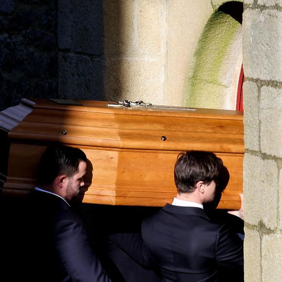 Très proche de Jean-Marie Le Pen, il avait passé de longues heures dans leur maison de famille, "une longère blanche aux volets bleus située au cœur du bourg de la commune".

Le cercueil de Jean-Marie Le Pen porté par deux de ses petits-fils - Arrivées des membres de la famille Le Pen aux obsèques de Jean-Marie Le Pen en l'église Saint-Joseph à la Trinité-sur-Mer  le 11 janvier 2025. © Dominique Jacovides / Guillaume Collet / Bestimage