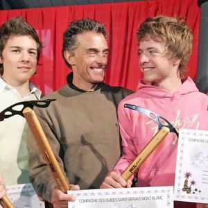 Le présentateur de télévision français Gérard Holtz, son fils Antoine (à droite) et son ami Thomas posent après avoir reçu un piolet d'or et un diplôme pour leur ascension réussie du Mont Blanc dans le cadre d'une campagne pour l'événement environnemental "Pure Mountain", à Saint-Gervais, dans le sud-est de la France, le 25 août 2005. Photo par Laurent Zabulon/ABACAPRESS.COM