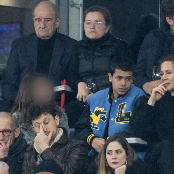 Pierre Lescure, Jamel Debbouze avec sa femme Mélissa Theuriau et leurs deux enfants Leon Debbouze et Lila Debbouze - Célébrités dans les tribunes du quart de finale de la Ligue des Nations de l'UEFA 2025 "France - Croatie (2-0 / tab 5-4)" au Stade de France à Saint-Denis le 23 mars 2025. © Cyril Moreau/Bestimage