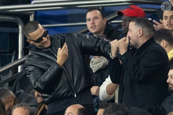 Dj Snake - Célébrités dans les tribunes du match de Ligue des Champions entre le PSG contre le Bayern de Munich (1-2) au Parc des Princes à Paris le 4 novembre 2025. © Cyril Moreau/Bestimage
