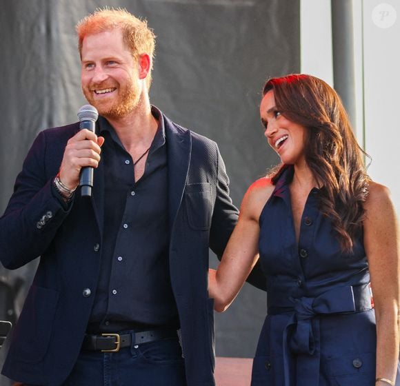 Le 20 septembre 2025, Summerland, Californie, États-Unis : le prince Harry et la princesse Meghan, le duc et la duchesse de Sussex, sont montés sur scène lors du concert One805 Live dans la propriété de la star Costner. Photo by Amy Katz/ZUMA Press Wire/ABACAPRESS.COM