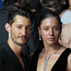Pierre Niney et sa compagne Natasha Andrews à la montée des marches du film "Le comte de Monte-Cristo" lors du 77ème Festival International du Film de Cannes, au Palais des Festivals à Cannes, France.