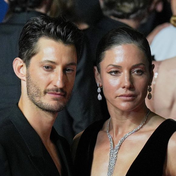 Pierre Niney et sa compagne Natasha Andrews à la montée des marches du film "Le comte de Monte-Cristo" lors du 77ème Festival International du Film de Cannes, au Palais des Festivals à Cannes, France.