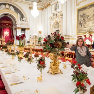 La touche finale est apportée aux fleurs de saison, par un fleuriste royal, sur les tables de la salle de bal du palais de Buckingham, à Londres, avant le banquet d'État de l'émir du Qatar, le cheikh Tamim bin Hamad Al Thani, lors de sa visite d'État au Royaume-Uni. Londres, Royaume-Uni, mardi 3 décembre 2024. Photo by Aaron Chown/PA Wire/ABACAPRESS.COM