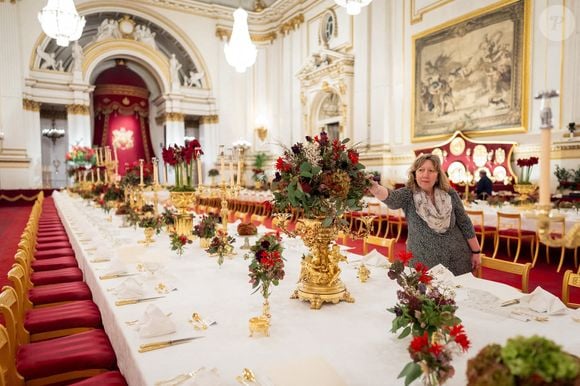 La touche finale est apportée aux fleurs de saison, par un fleuriste royal, sur les tables de la salle de bal du palais de Buckingham, à Londres, avant le banquet d'État de l'émir du Qatar, le cheikh Tamim bin Hamad Al Thani, lors de sa visite d'État au Royaume-Uni. Londres, Royaume-Uni, mardi 3 décembre 2024. Photo by Aaron Chown/PA Wire/ABACAPRESS.COM