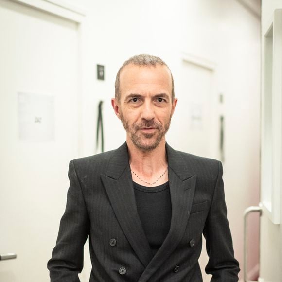 Exclusif - Calogero en backstage de l'enregistrement de l'émission "Serge Lama, le dernier rappel" présentée par F. Bollaert, diffusée le vendredi 21 novembre 2025 sur France 3 à 21h10, au théâtre Marigny à Paris, France, le 29 avril 2025. © Clovis-Moreau/Bestimage