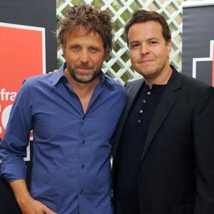Stéphane Guillon et Nicolas Demorand lors de la conférence de presse annuelle de la radio France Inter à Paris, en France, le 28 août 2009. Photo : Thierry Orban/ABACAPRESS.COM